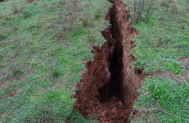 Εκτεταμένη καθίζηση σε αγροτική περιοχή του Πετρωτού